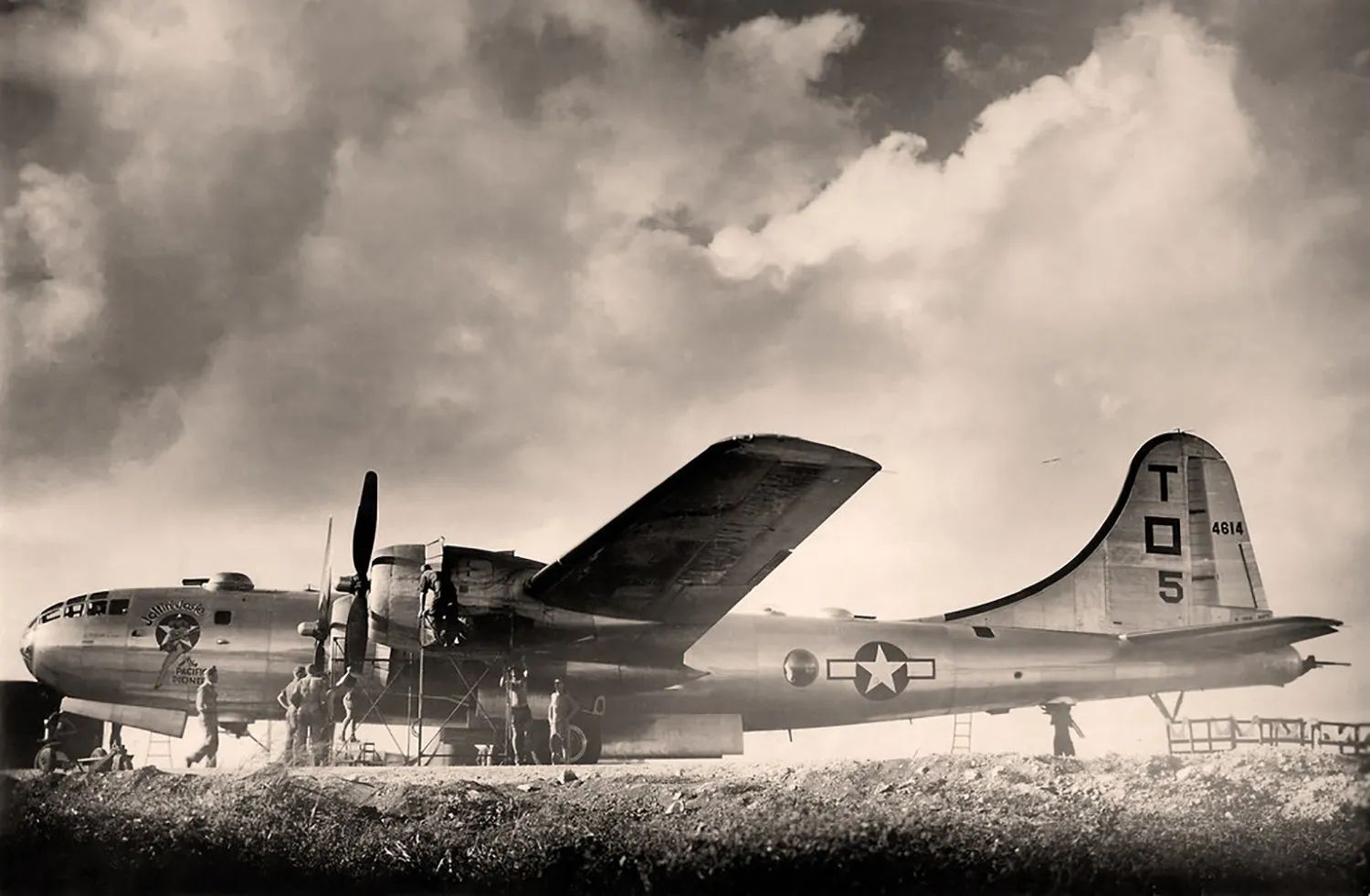 Original U.S. WWII B-29 Bomber Joltin Josie the Pacific Pioneer Painted B-15 Jacket and Navigator Case